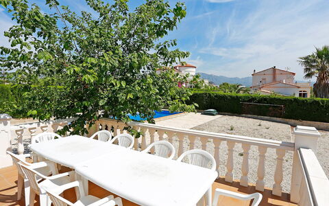 Villa Llobeta: Eigentum, Grundeigentum, Tabelle, Gebäude, Haus, Möbel, Wohnung, Baum, Zimmer, Resort