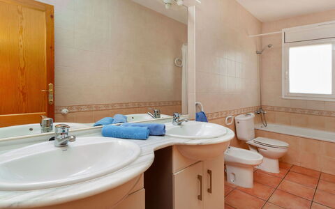 Villa Alguer: Spiegel, Zapfhahn, Armatur, Sinken, Badezimmerschrank, Bad Sink, Eigentum, Badezimmer, Lila, Interior Design