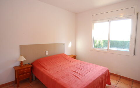 Villa Alguer: Schlafzimmer, Bett, Zimmer, Möbel, Eigentum, Fussboden, Bettdecke, Bedding, Matratze, Bettrahmen