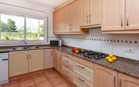 Villa Alguer: Countertop, Cabinetry, Gebäude, Spüle, Eigentum, Zapfhahn, Sinken, Fenster, Herd, Küche