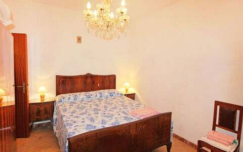 Cristina: Schlafzimmer, Möbel, Bett, Zimmer, Eigentum, Bettdecke, Bettrahmen, Bedding, Interior Design, Matratze