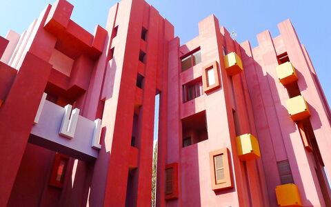 Calpe Calp 914: Himmel, Urban Design, Rosa, Pflanze, Rot, Wohngebiet, Fenster, Gebäude, Fassade, Tower Block