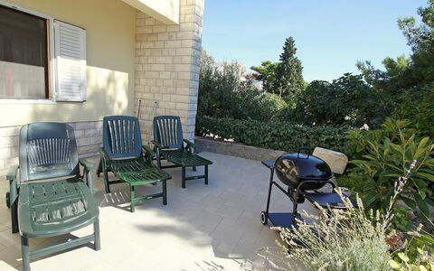 Brodarica 101: Eigentum, Möbel, Grundeigentum, Terrasse, Stuhl, Haus, Garten, Zuhause, Hinterhof, Zimmer