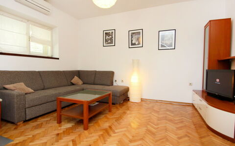 Brodarica 101: Zimmer, Möbel, Fussboden, Eigentum, Interior Design, Gebäude, Holzboden, Hartholz, Wohnzimmer, Laminatboden