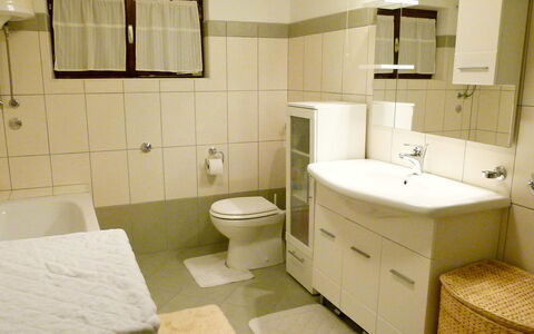 Brodarica 101: Badezimmer, Zimmer, Eigentum, Fussboden, Möbel, Interior Design, Badezimmerschrank, Fliese, Armatur, Bad Zubehör