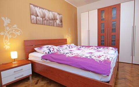 Brodarica 101: Schlafzimmer, Bett, Möbel, Bettdecke, Matratze, Zimmer, Wand, Interior Design, Eigentum, Bettrahmen