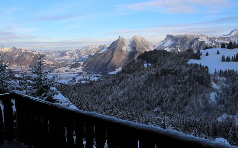Chalet les 3 Marmottes: Himmel, Wolke, Berg, Schnee, Steigung, Zaun, Hochland, Natürliche Landschaft, Terrain, Einfrieren