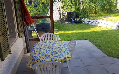 Burkhalter: Pflanze, Gartenmöbel, Baum, Gras, Schatten, Freizeit, Veranda, Ground, Stuhl, Landscaping