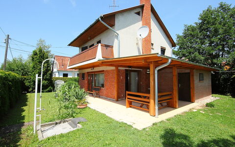 Brico: Pflanze, Himmel, Gebäude, Fenster, Haus, Baum, Tür, Holz, Hütte, Wohngebiet