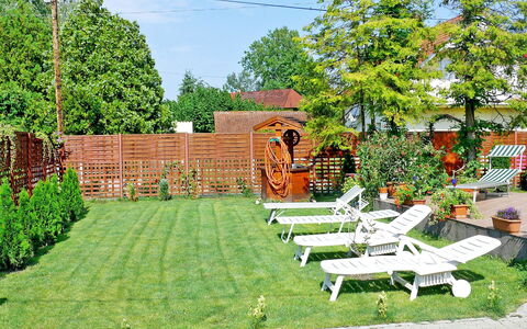Terracotta: Garten, Eigentum, Gras, Rasen, Garten, Hinterhof, Haus, Zuhause, Landscaping, Grundeigentum