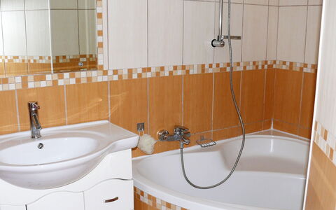 Terracotta: Badezimmer, Eigentum, Zapfhahn, Zimmer, Fliese, Armatur, Badewanne, Wand, Bad Sink, Sinken