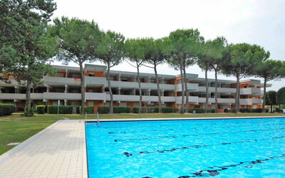 Bibione 450: Wasser, Himmel, Pflanze, Eigentum, Schwimmbad, Gebäude, Baum, Wolke, Freizeit, Gewässer