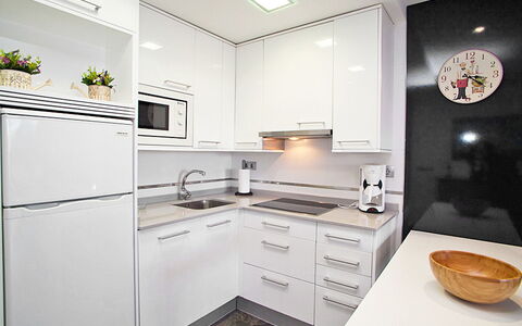 Dms V: Zimmer, Countertop, Küche, Eigentum, Cabinetry, Möbel, Interior Design, Gelb, Fussboden, Gebäude
