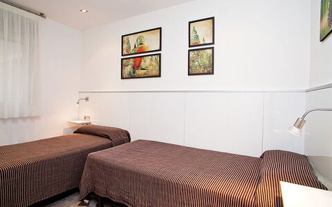 Dms V: Zimmer, Möbel, Schlafzimmer, Bett, Eigentum, Interior Design, Bettrahmen, Bettdecke, Bedding, Gebäude