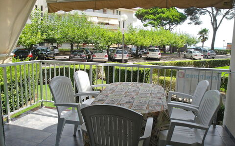 Dms V: Eigentum, Stuhl, Gebäude, Möbel, Grundeigentum, Haus, Terrasse, Zimmer, Restaurant, Schatten