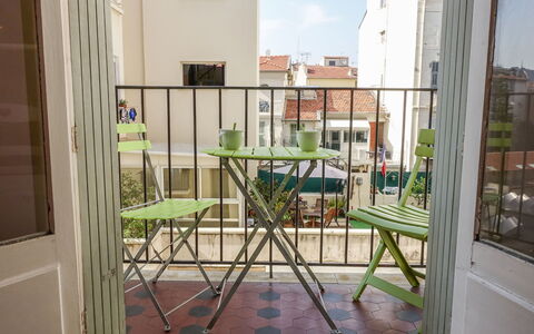 France: Eigentum, Möbel, Fenster, Pflanze, Tabelle, Gebäude, Holz, Interior Design, Stuhl