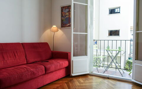 France: Komfort, Couch, Holz, Interior Design, Gebäude, Flooring, Fussboden, Schatten, Wohnzimmer, Wand