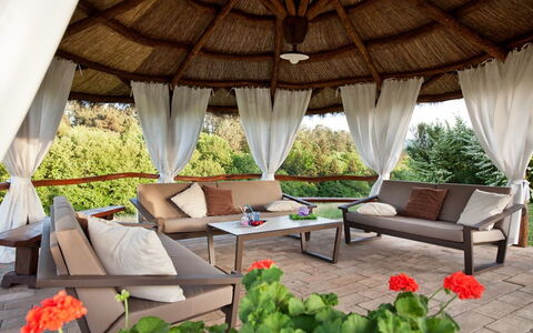 Villa Sant' Angelo: Eigentum, Möbel, Zimmer, Interior Design, Gebäude, Haus, Terrasse, Tabelle, Wohnzimmer, Schatten