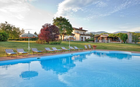 Villa Sant' Angelo: Schwimmbad, Eigentum, Grundeigentum, Haus, Resort, Wohngebiet, Zuhause, Estate, Freizeit, Wasser
