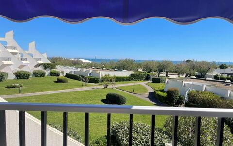 Le Parador: Pflanze, Eigentum, Daytime, Himmel, Natur, Schatten, Zaun, Die Architektur, Gras, Linie