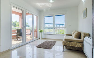 Vodice Jadrija 111: Eigentum, Zimmer, Möbel, Interior Design, Gebäude, Grundeigentum, Wohnzimmer, Fussboden, Haus, Zuhause
