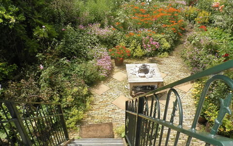 Dijkhuisje: Vegetation, Baum, Garten, Walkway, Blatt, Botanik, Treppe, Frühling, Pflanze, Haus