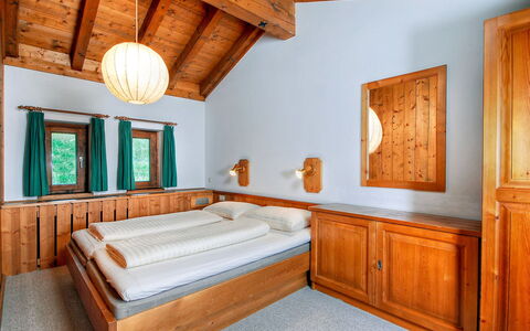 Matrei in Osttirol 200: Zimmer, Möbel, Eigentum, Bett, Schlafzimmer, Decke, Gebäude, Bettrahmen, Interior Design, Haus