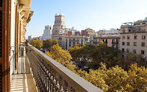 Eixample Esquerre Gran Via Balmes: Wahrzeichen, Stadt, Stadtgebiet, Himmel, Gelb, Metropolitan Area, Die Architektur, Daytime, Gebäude, Baum