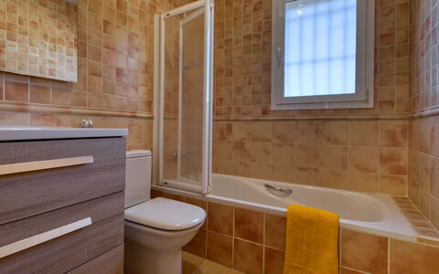 Anguilaga: Badewanne, Armatur, Eigentum, Fenster, Zapfhahn, Badezimmer, Holz, Lila, Interior Design
