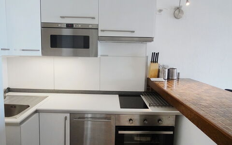 Cogolin 181: Countertop, Küche, Eigentum, Zimmer, Cabinetry, Möbel, Herd, Major Appliance, Interior Design, Fussboden
