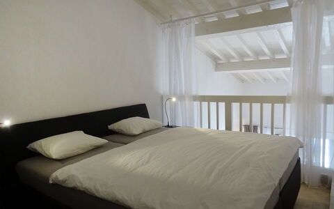 Cogolin 181: Schlafzimmer, Bett, Möbel, Zimmer, Bettrahmen, Eigentum, Bettdecke, Bedding, Matratze, Interior Design