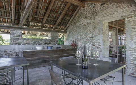Borgo del Riondino: Tabelle, Möbel, Stuhl, Interior Design, Fussboden, Flooring, Holz, Grundeigentum, Halle, Gebäude