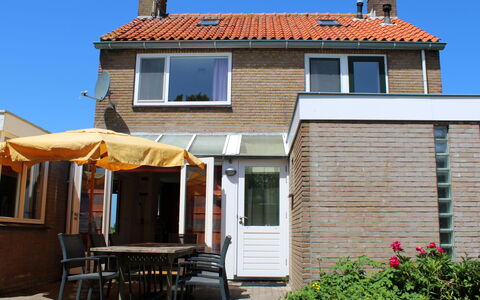 Moesbosch: Himmel, Gebäude, Eigentum, Fenster, Pflanze, Haus, Nachbarschaft, Holz, Hütte, Grundeigentum