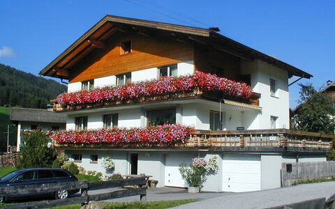 Obernberg: Pflanze, Himmel, Gebäude, Eigentum, Fenster, Blume, Rad, Haus, Die Architektur, Baum