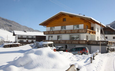 Obernberg: Himmel, Schnee, Gebäude, Fenster, Auto, Haus, Steigung, Berg, Baum, Bergforms