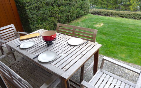 Résidence la Joie N° 1: Tabelle, Pflanze, Möbel, Geschirr, Eigentum, Stuhl, Tisch Im Freien, Gartenmöbel, Holz, Gras