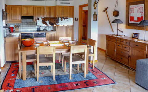 Résidence la Joie N° 1: Möbel, Tabelle, Eigentum, Cabinetry, Countertop, Holz, Interior Design, Schublade, Stuhl, Küche