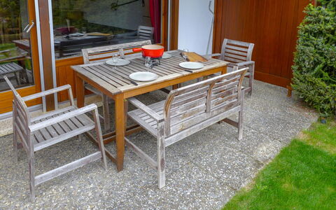 Résidence la Joie N° 1: Tabelle, Pflanze, Möbel, Tisch Im Freien, Gartenmöbel, Holz, Rechteck, Stuhl, Gebäude, Flooring