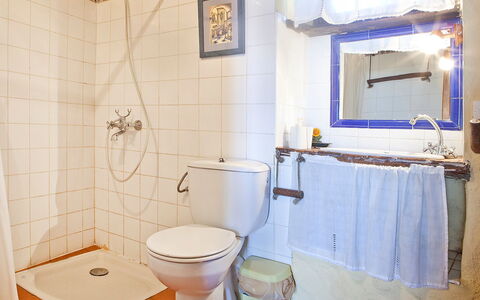 Pepa: Badezimmer, Zimmer, Eigentum, Wand, Interior Design, Armatur, Haus, Toilette, Fliese, Toilleten Sitz