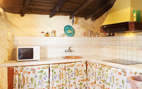 Pepa: Zimmer, Eigentum, Countertop, Küche, Gebäude, Möbel, Interior Design, Decke, Haus, Cabinetry
