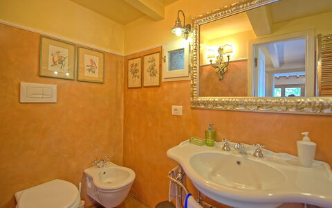 Gellino: Zimmer, Badezimmer, Eigentum, Wand, Gebäude, Interior Design, Grundeigentum, Armatur, Bad Sink, Gips