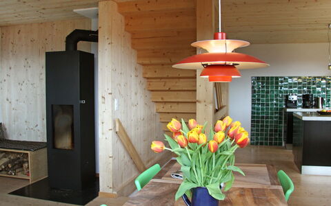 Börtji: Zimmer, Eigentum, Interior Design, Möbel, Decke, Zuhause, Zimmerpflanze, Tabelle, Esszimmer, Blume
