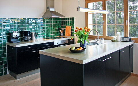 Börtji: Countertop, Zimmer, Küche, Cabinetry, Möbel, Eigentum, Herd, Interior Design, Fliese, Gebäude