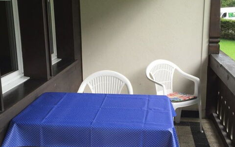 Oberland Nr. 19: Tabelle, Möbel, Eigentum, Stuhl, Pflanze, Gebäude, Gartenmöbel, Interior Design, Schatten, Rechteck