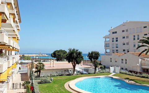Altea 210: Wasser, Himmel, Pflanze, Eigentum, Gebäude, Fenster, Azurblau, Baum, Urban Design, Gewässer