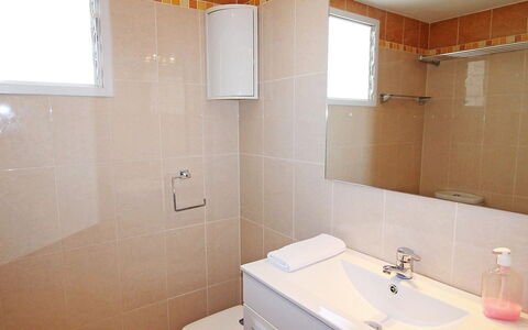 Altea 210: Badezimmer, Zimmer, Eigentum, Bad Sink, Fliese, Interior Design, Wand, Armatur, Zapfhahn, Gebäude