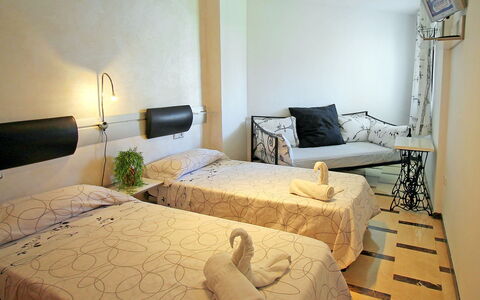 Altea 210: Schlafzimmer, Zimmer, Möbel, Bett, Eigentum, Interior Design, Bettdecke, Bettrahmen, Wand, Bedding