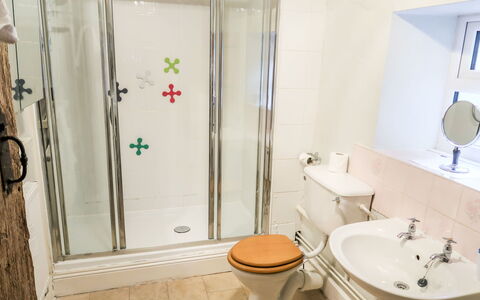 Moonfleat Cottage: Sinken, Armatur, Eigentum, Bad Sink, Zapfhahn, Spiegel, Duschtür, Toilleten Sitz, Badezimmer, Toilette