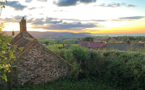 Moonfleat Cottage: Wolke, Himmel, Pflanze, Ökoregion, Natürliche Landschaft, Gebäude, Hochland, Gras, Baum, Kumulus