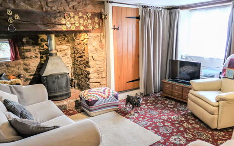 Moonfleat Cottage: Eigentum, Möbel, Couch, Bilderrahmen, Blau, Azurblau, Komfort, Holz, Beleuchtung, Lila